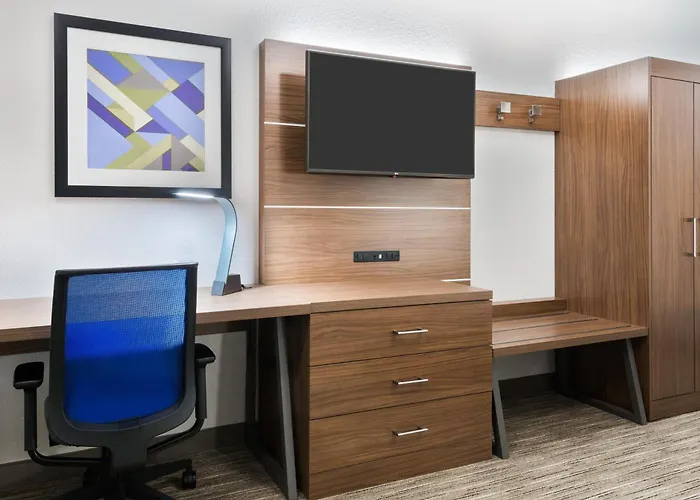 Express & - Airport East By Ihg Hotel