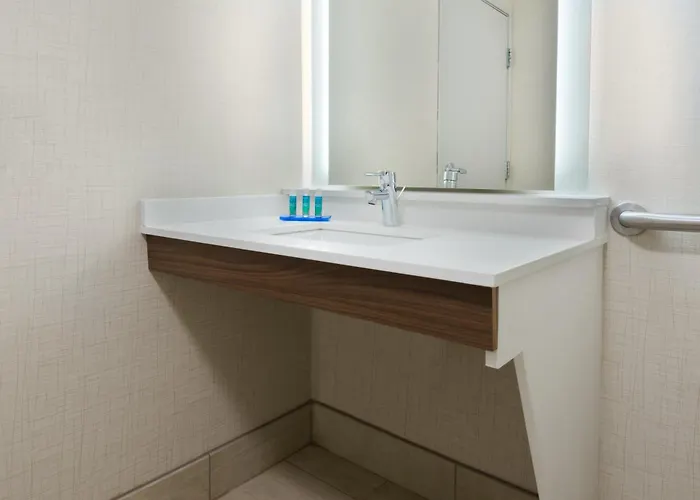 Express & - Airport East By Ihg Columbus