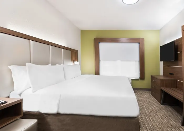 Express & - Airport East By Ihg Hotel