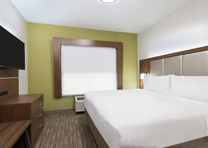 Express & - Airport East By Ihg Hotel