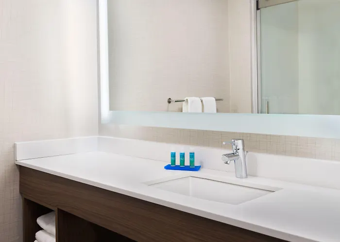Express & - Airport East By Ihg Hotel