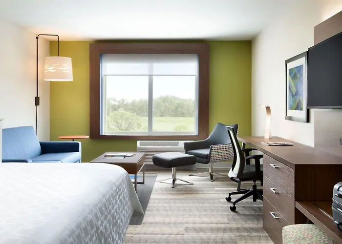 Express & - Airport East By Ihg Hotel